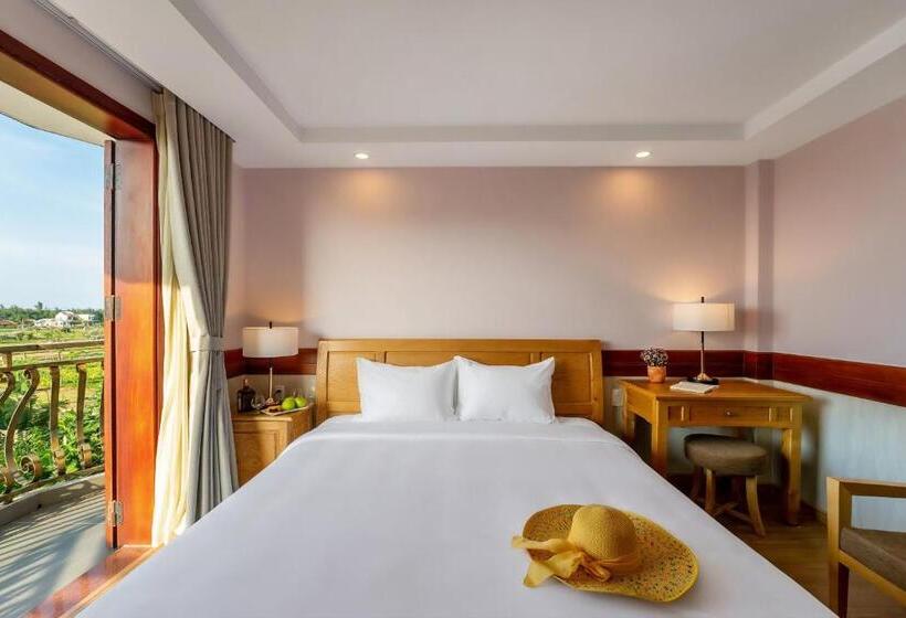 سوئیت با بالکن, Ong Tam Tra Que Villa