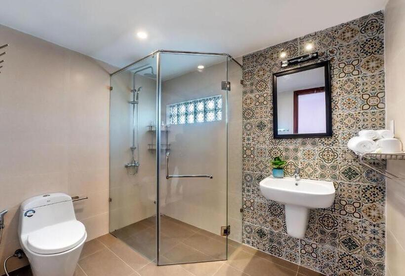 سوئیت با بالکن, Ong Tam Tra Que Villa