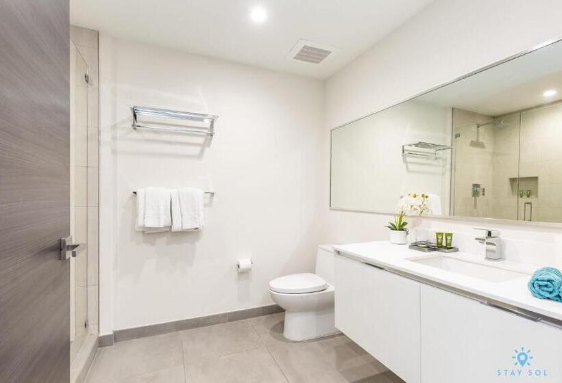 스탠다드 발코니 스튜디오, Costa Hollywood Design