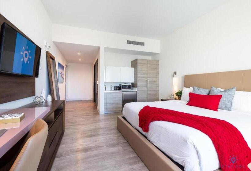 Standard studio with lake view, Costa Hollywood Design