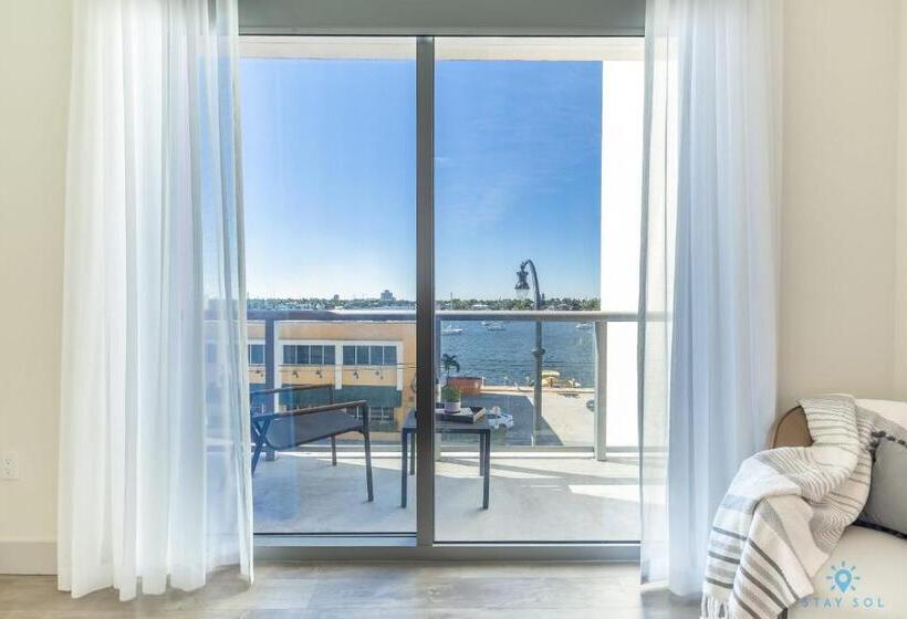 Standard studio with lake view, Costa Hollywood Design