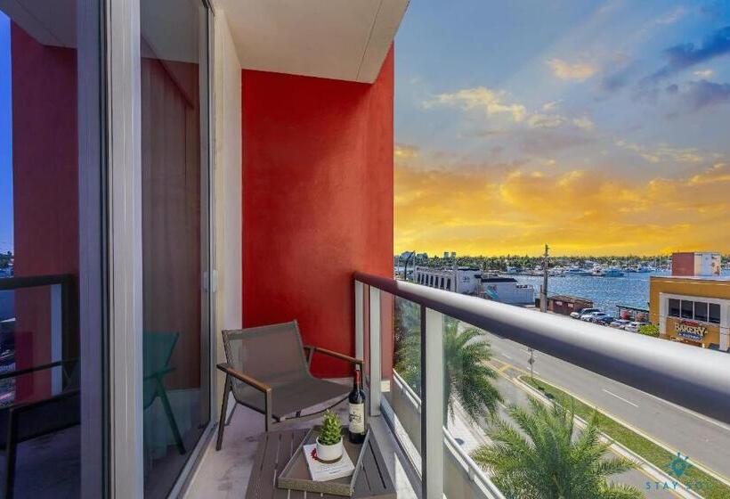 Standard studio with lake view, Costa Hollywood Design