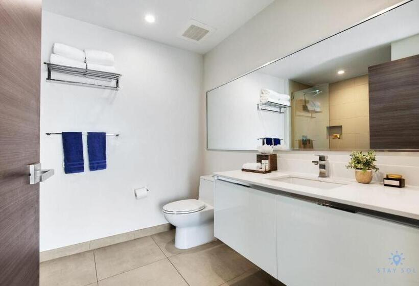 1 Bedroom Apartment Lake View, Costa Hollywood Design