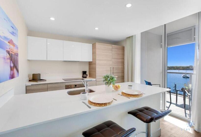 1 Bedroom Apartment Lake View, Costa Hollywood Design