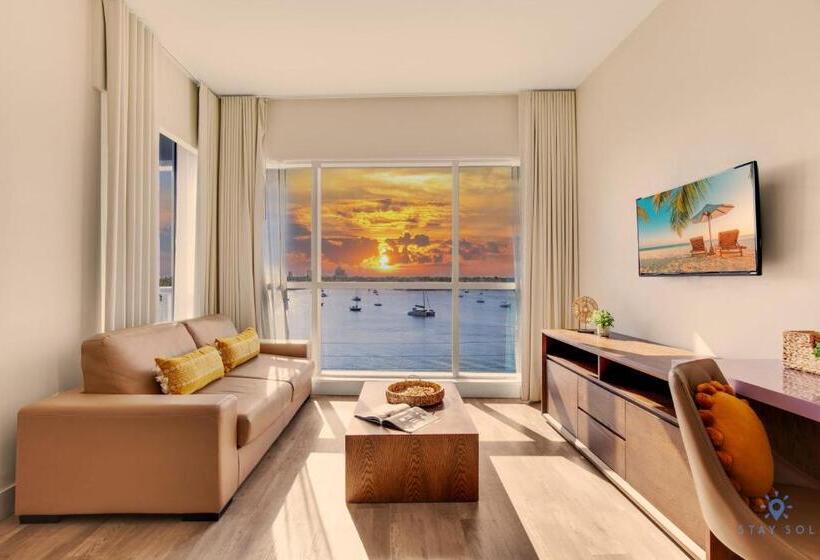 1 Bedroom Apartment Lake View, Costa Hollywood Design