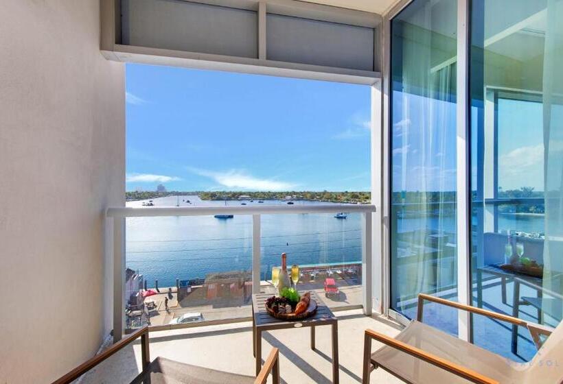 1 Bedroom Apartment Lake View, Costa Hollywood Design