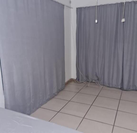 エコノミールーム, Streetview Suites
