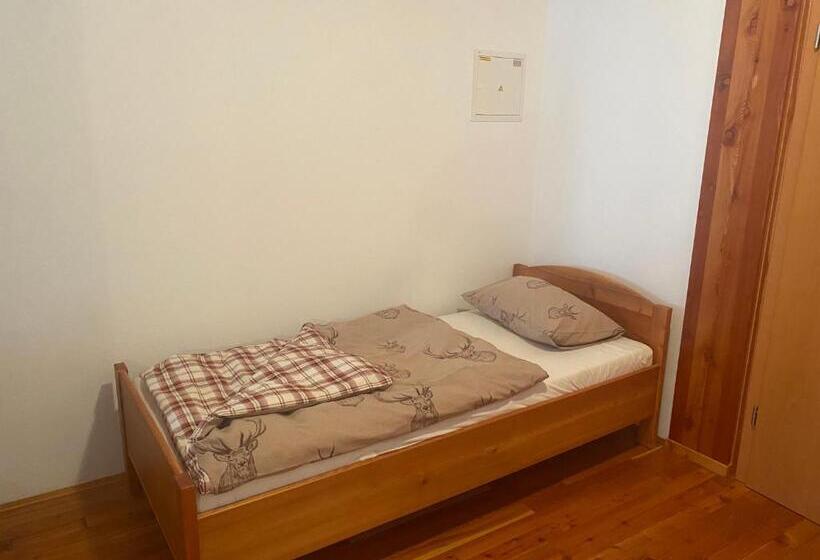 اتاق خانوادگی, Rooms Kočna