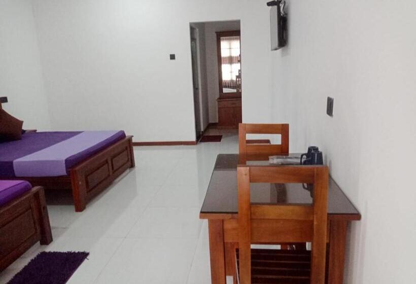 غرفة قياسية ثلاثية, Kumbuk Sewana Villa