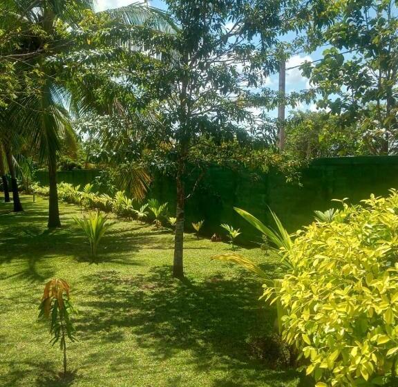 بنجلو عائلى, Kumbuk Sewana Villa