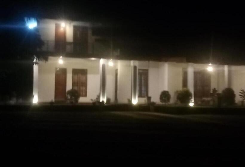 بنجلو عائلى, Kumbuk Sewana Villa