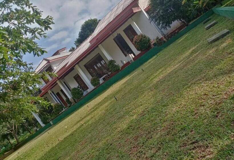 بنجلو عائلى, Kumbuk Sewana Villa