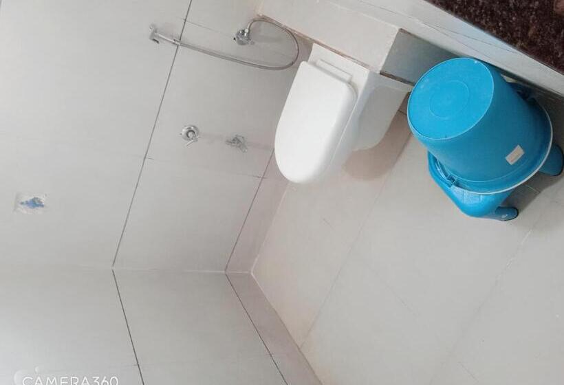 חדר משפחתי, Neptune Palace