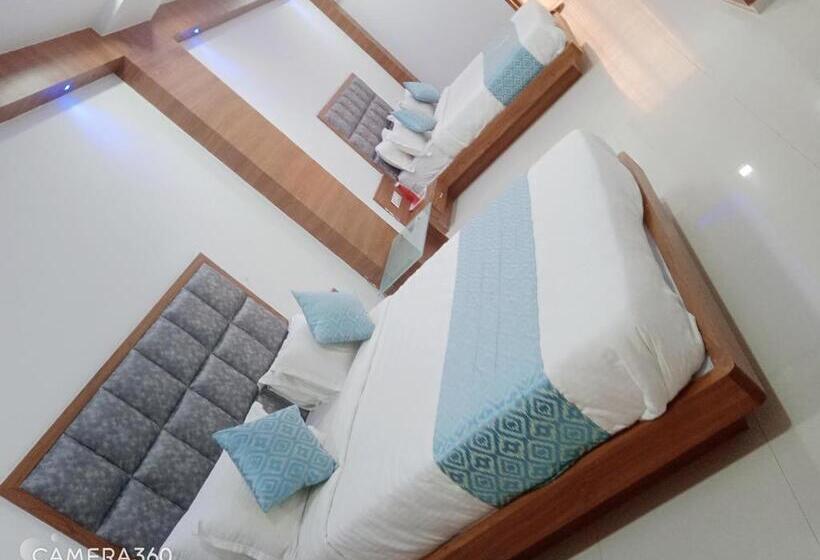 חדר משפחתי, Neptune Palace