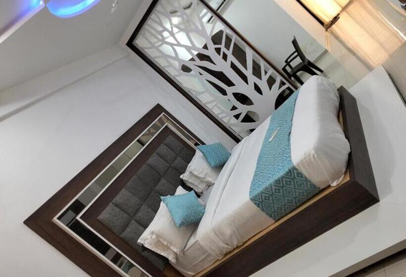 חדר דחוקס עם מיטת קינג, Neptune Palace