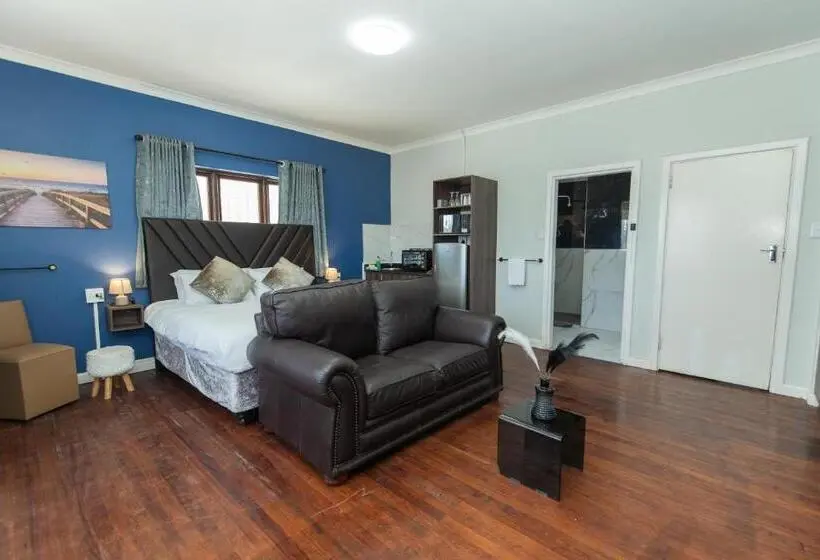 Deluxe Suite King Bed, 16 On 7th Guesthouse Summerstrand