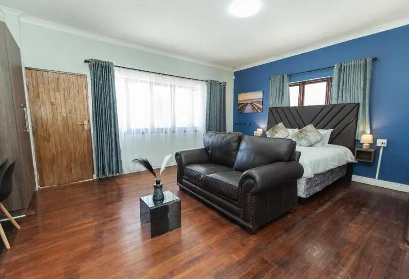 Deluxe Suite King Bed, 16 On 7th Guesthouse Summerstrand