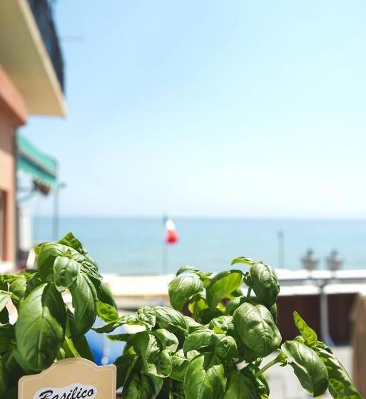 דירת חדר נוף לים, Alassio Vayadu  Arabesque