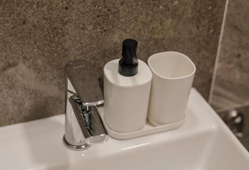 اتاق لوکس خانوادگی, Beli Dvor