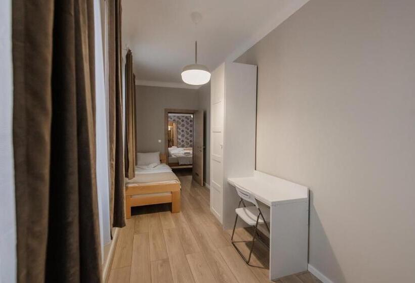 اتاق لوکس خانوادگی, Beli Dvor