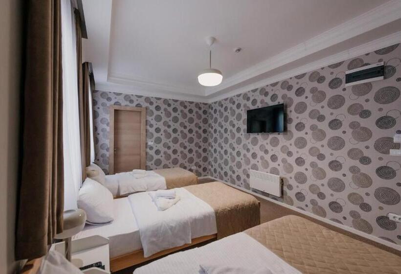 اتاق لوکس خانوادگی, Beli Dvor