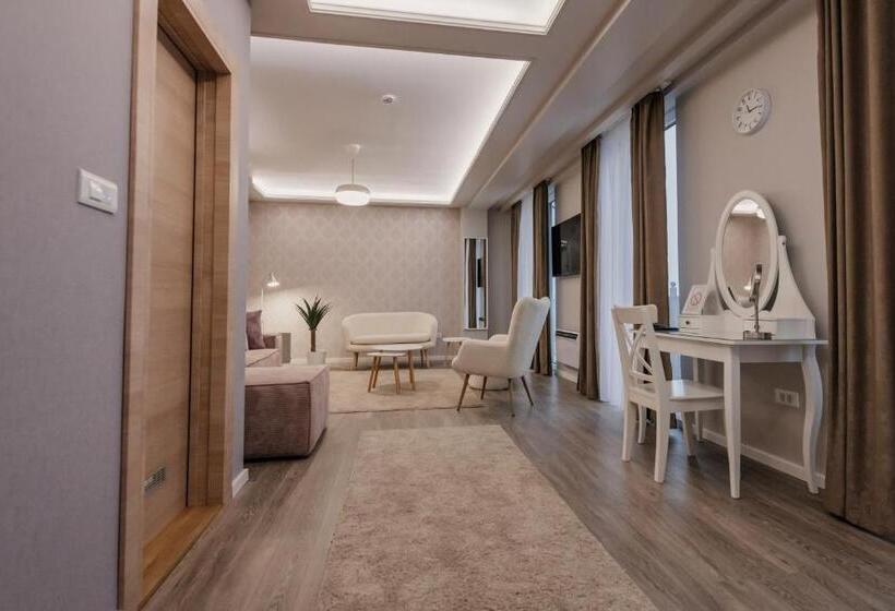 اتاق لوکس چهار تخته, Beli Dvor