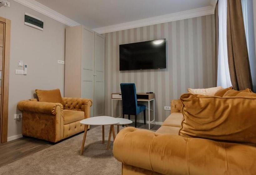 اتاق استاندارد چهار تخته, Beli Dvor