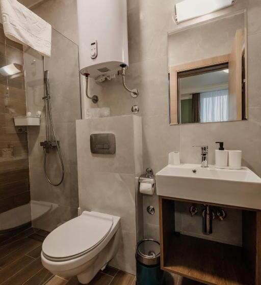 اتاق لوکس سه تخته, Beli Dvor