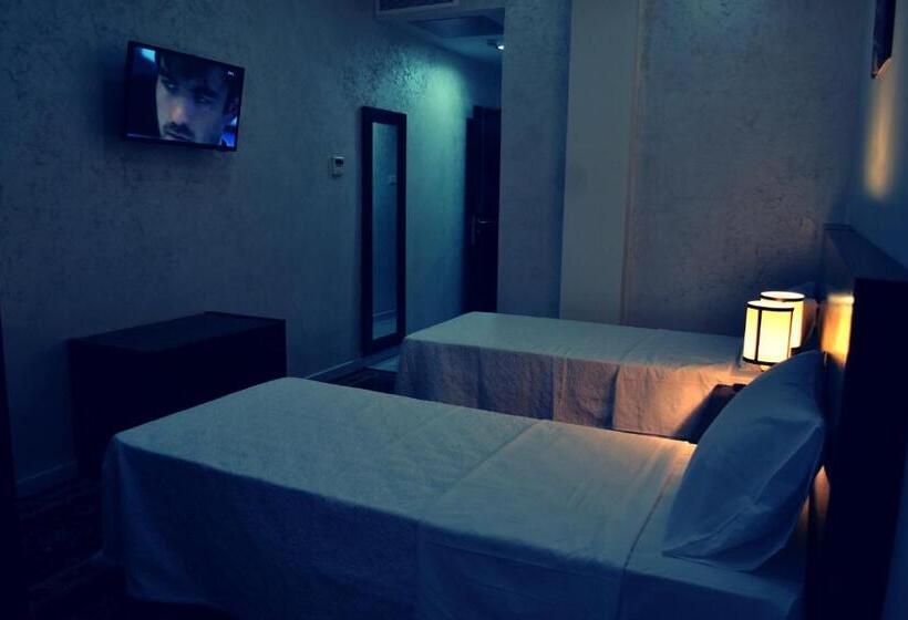 اتاق استاندارد سه نفره, De La Vallée