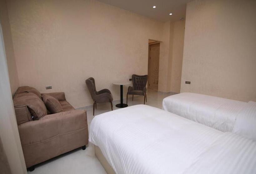 اتاق لوکس با چشم‌انداز باغ, Louvre Home