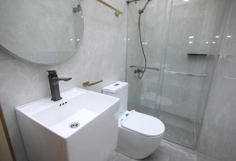 اتاق لوکس با چشم‌انداز باغ, Louvre Home