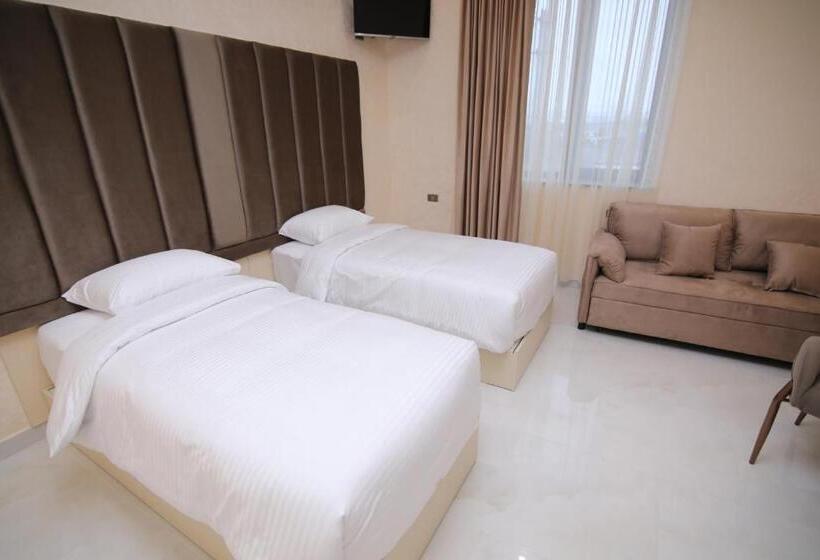 اتاق لوکس با چشم‌انداز باغ, Louvre Home