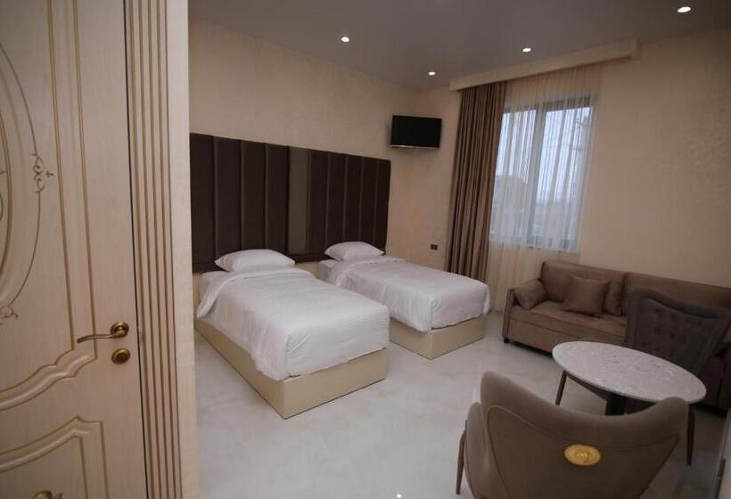 اتاق لوکس با چشم‌انداز باغ, Louvre Home