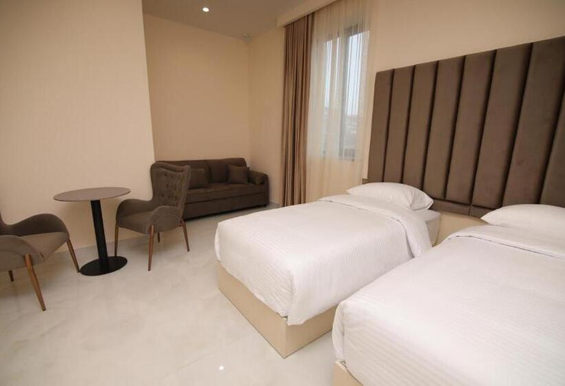 اتاق لوکس با چشم‌انداز باغ, Louvre Home