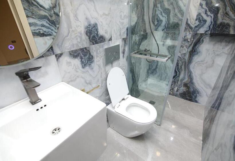 اتاق لوکس با چشم‌انداز باغ, Louvre Home