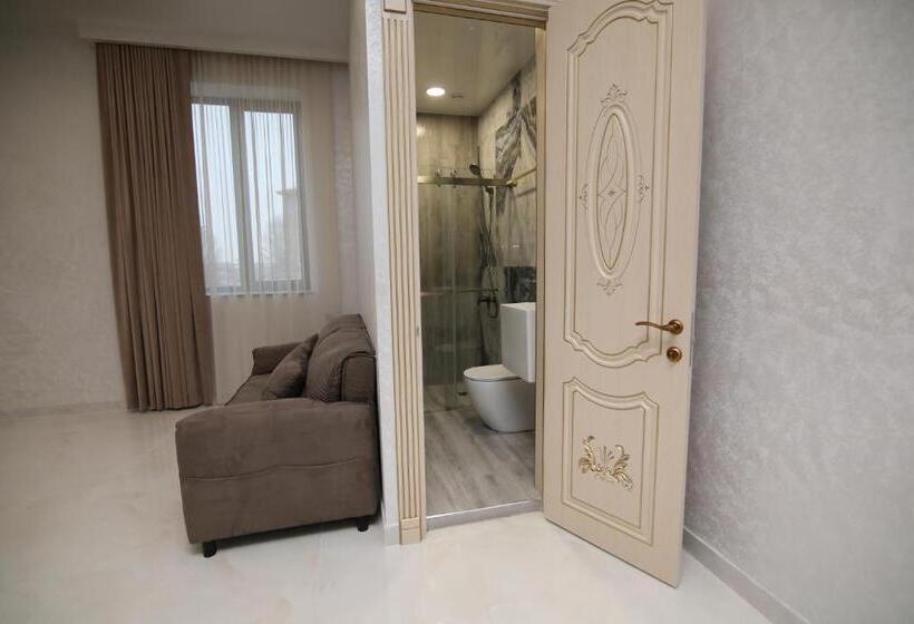 Deluxe Suite King Bed, Louvre Home
