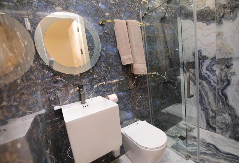 اتاق سوپریور با تخت بزرگ, Louvre Home