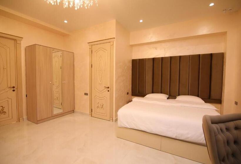 اتاق سوپریور با تخت بزرگ, Louvre Home