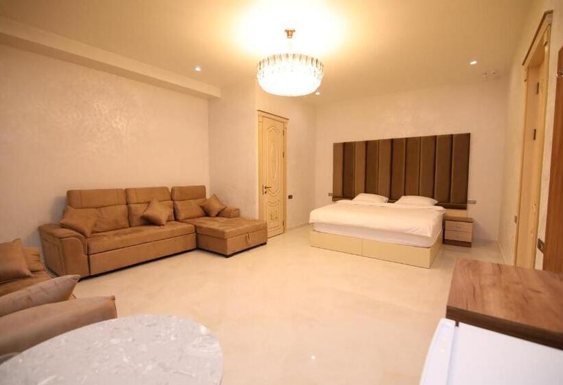 اتاق سوپریور با تخت بزرگ, Louvre Home