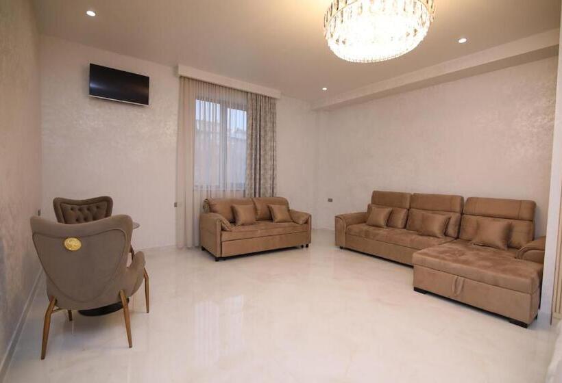 اتاق سوپریور با تخت بزرگ, Louvre Home