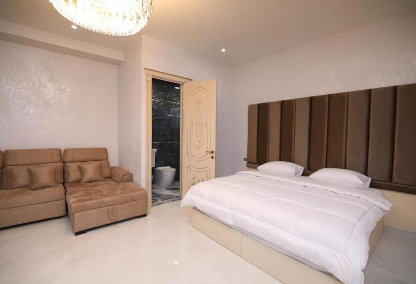 اتاق سوپریور با تخت بزرگ, Louvre Home