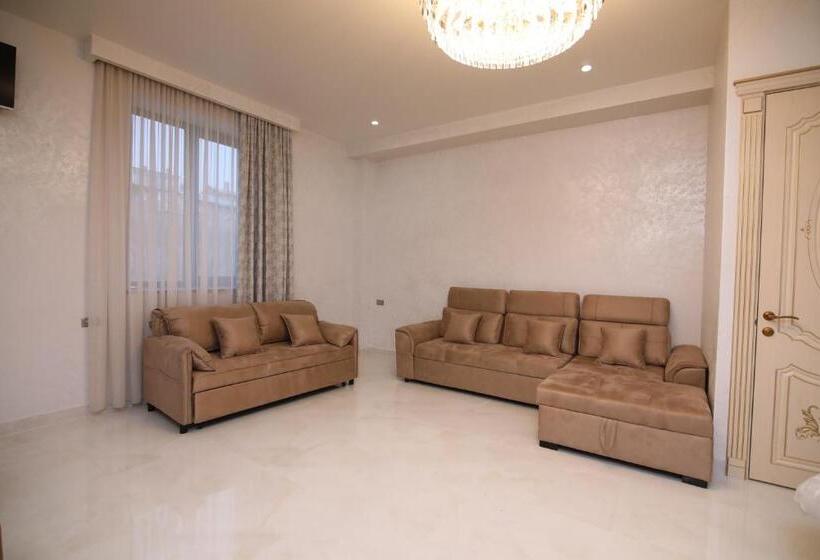 اتاق سوپریور با تخت بزرگ, Louvre Home