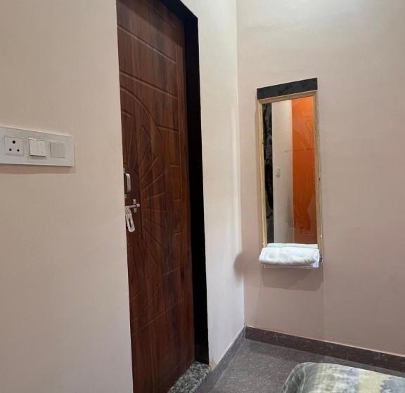 Номер Стандарт, Shree Laddo Gopal Dham