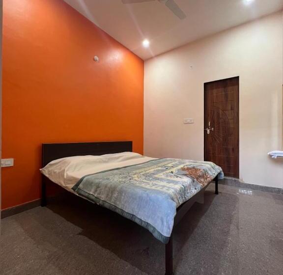 Номер Стандарт, Shree Laddo Gopal Dham