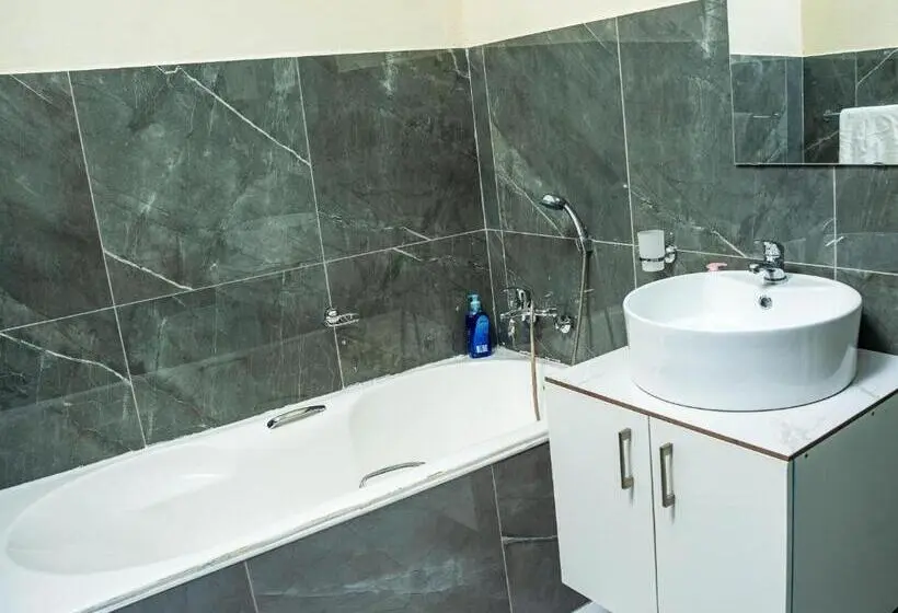 Deluxe Kolmen Hengen Huone, Akems Motel