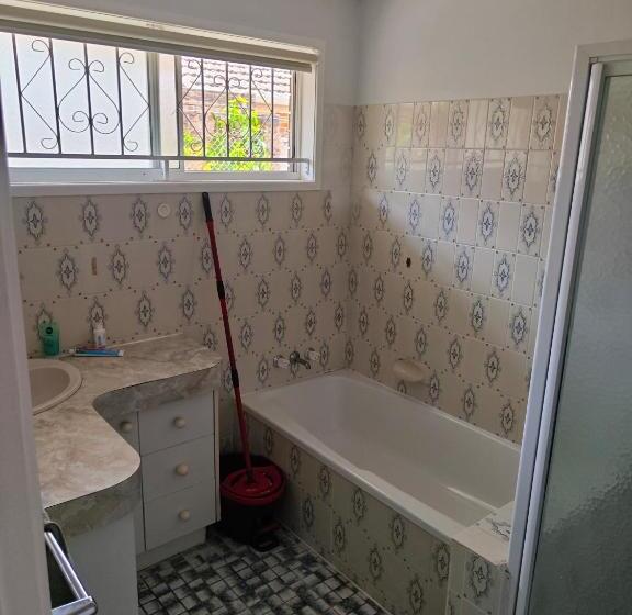 اتاق استاندارد یک تخته با سرویس بهداشتی مشترک, All Set Up Single Rooms In Convenient Location