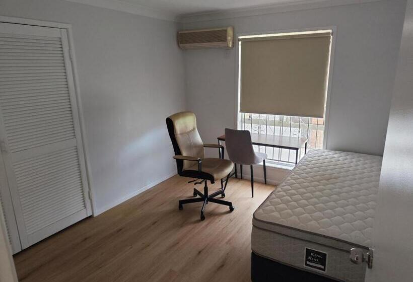 Quarto Estandar Individual Banheiro Compartilhado, All Set Up Single Rooms In Convenient Location