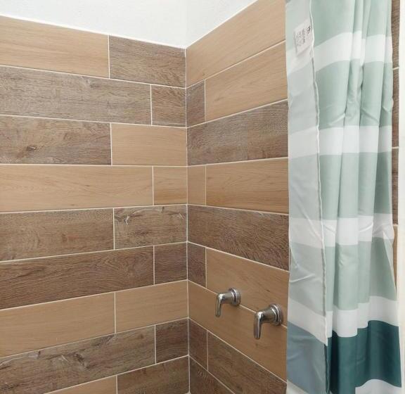 غرفة قياسية ثلاثية, Casa Helena