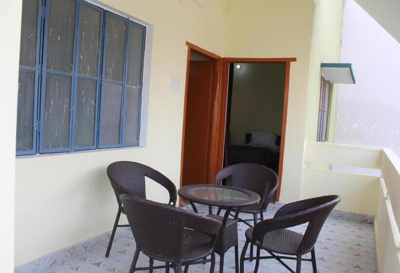 バルコニー付きデラックスルーム, Neerja Guest House