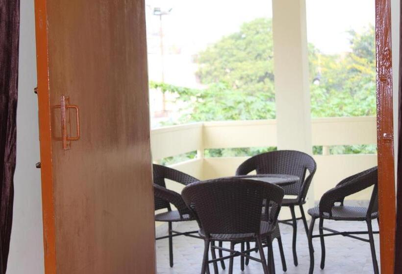 バルコニー付きデラックスルーム, Neerja Guest House